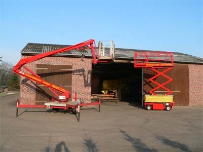 Gelenkarbeitsbühne und Scherenarbeitsbühne vor Fahrzeughalle