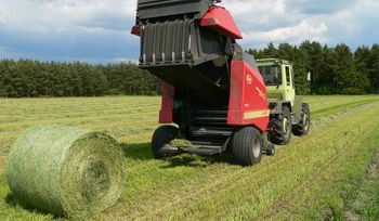 Rundballenpresse im Einsatz auf einem Feld