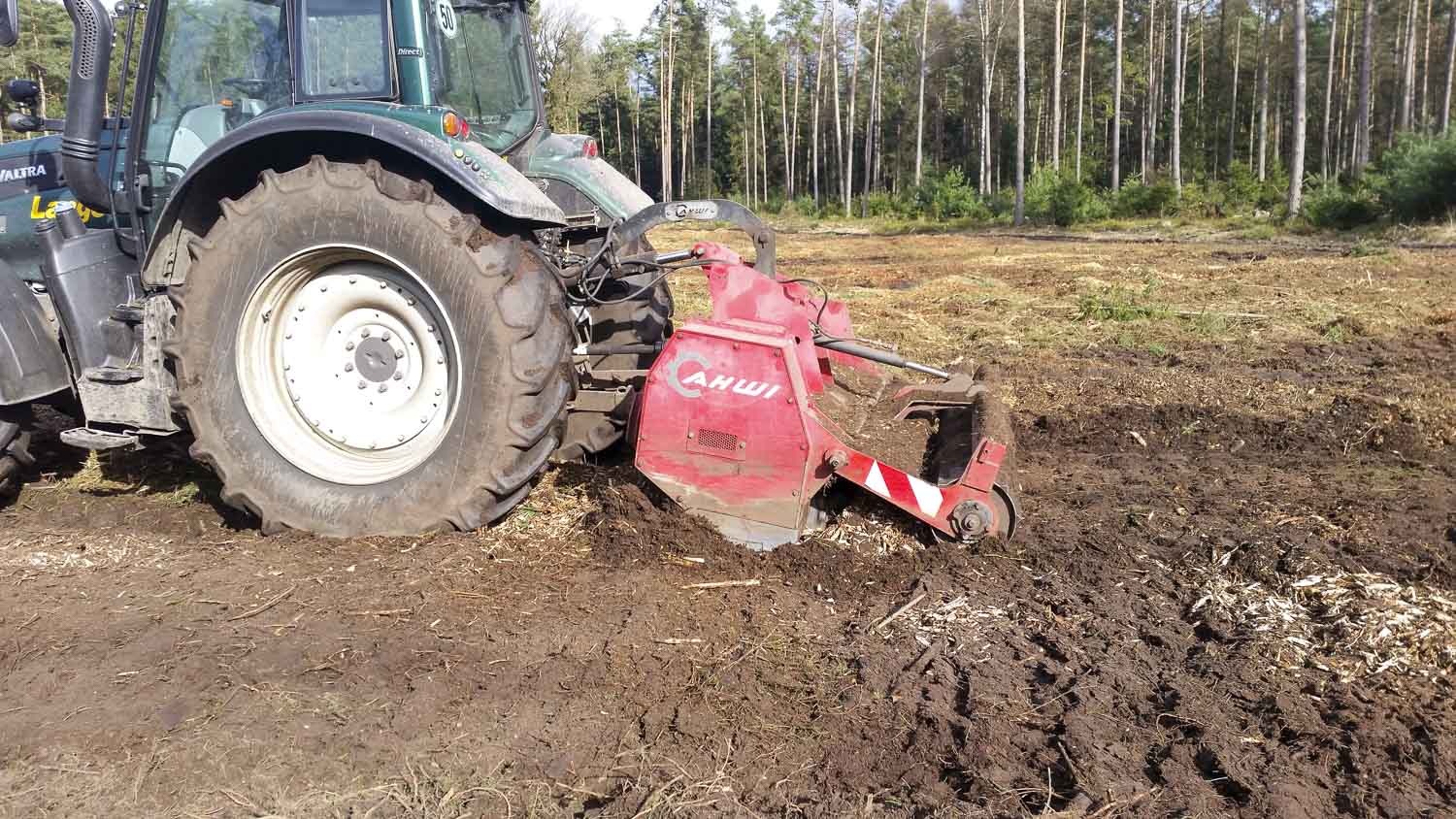 Traktor mit Forstfräse