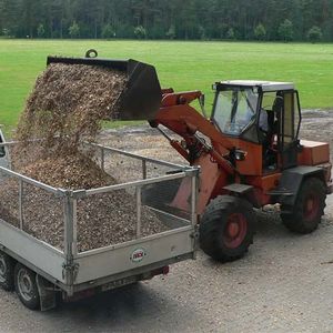 Holzhackschnitzel werden verladen