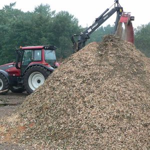 Traktor vor Berg mit Hackschnitzeln