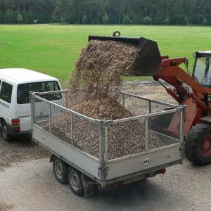 Radlader verlädt Hackschnitzel auf einen Anhänger