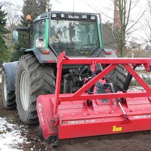 Traktor mit Forstfräse