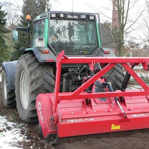 Traktor mit Forstfräse