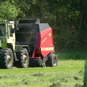 Rundballenpresse im Einsatz