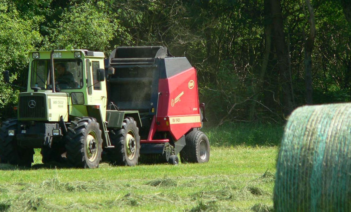 Rundballenpresse im Einsatz