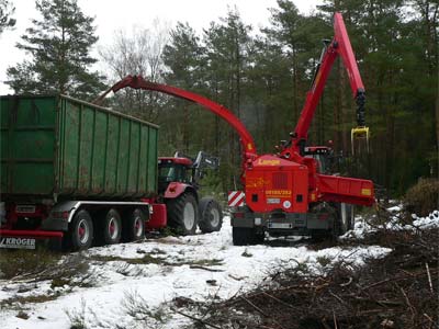 Mobilhacker beim Holzhäckseln im Wald