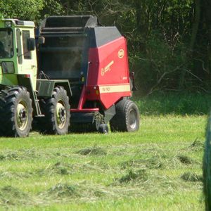 Rundballenpresse auf einem Feld im Einsatz
